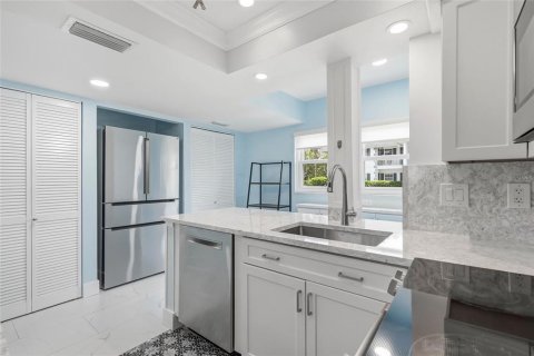 Condo in Bradenton, Florida, 2 bedrooms № 2207996 - photo 8