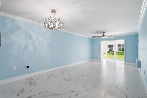 Condo in Bradenton, Florida, 2 bedrooms № 2207996 - photo 11
