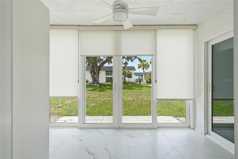 Condo in Bradenton, Florida, 2 bedrooms № 2207996 - photo 17