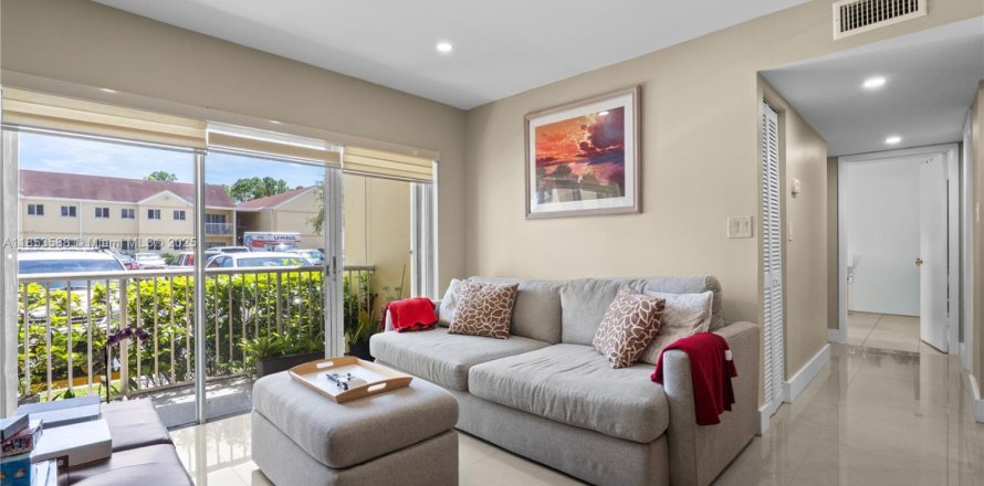 Condominio en Miami, Florida, 2 dormitorios  № 1977500