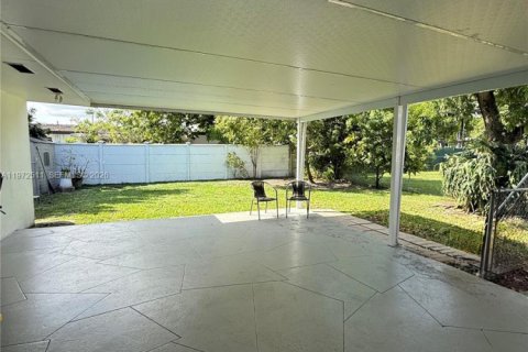 Villa ou maison à vendre à Miami, Floride: 4 chambres, 130.06 m2 № 2040383 - photo 10