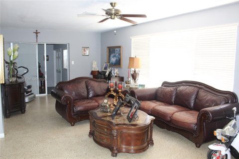 Villa ou maison à vendre à Miami, Floride: 4 chambres, 130.06 m2 № 2040383 - photo 4