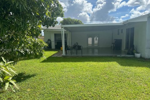 Villa ou maison à vendre à Miami, Floride: 4 chambres, 130.06 m2 № 2040383 - photo 11