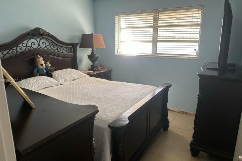 Villa ou maison à vendre à Miami, Floride: 4 chambres, 130.06 m2 № 2040383 - photo 9
