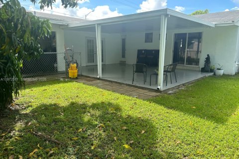 Villa ou maison à vendre à Miami, Floride: 4 chambres, 130.06 m2 № 2040383 - photo 13