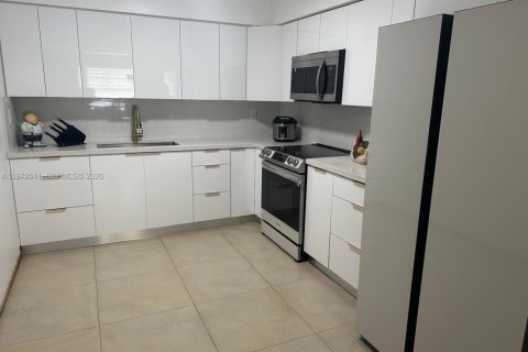 Villa ou maison à vendre à Miami, Floride: 4 chambres, 130.06 m2 № 2040383 - photo 2