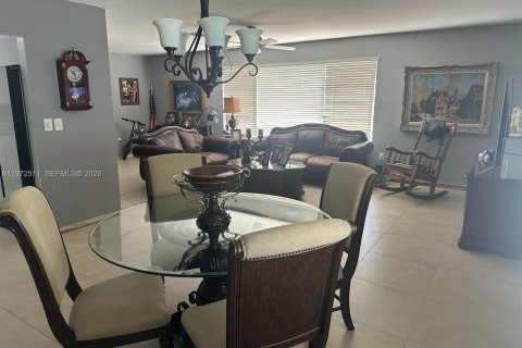 Villa ou maison à vendre à Miami, Floride: 4 chambres, 130.06 m2 № 2040383 - photo 3