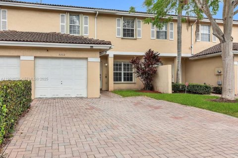 Купить таунхаус в Санрайз, Флорида 4 спальни, 145.67м2, № 1988447 - фото 1