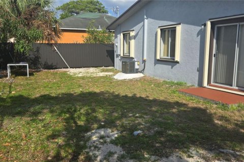 House in Lauderhill, Florida 2 bedrooms, 83.61 sq.m. № 2060718 - photo 4