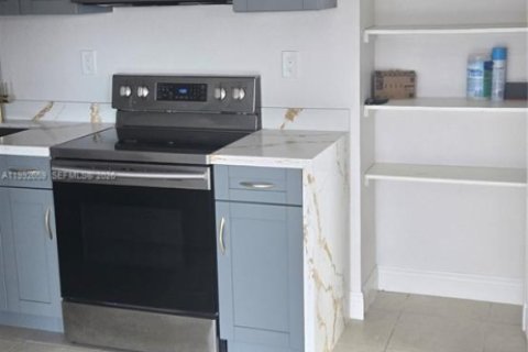 House in Lauderhill, Florida 2 bedrooms, 83.61 sq.m. № 2060718