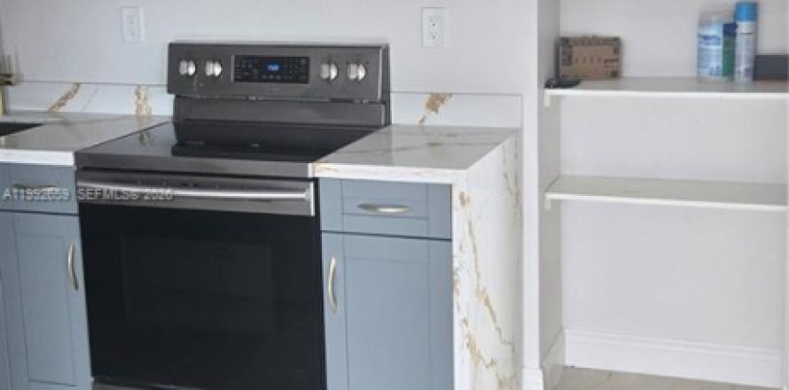 House in Lauderhill, Florida 2 bedrooms, 83.61 sq.m. № 2060718