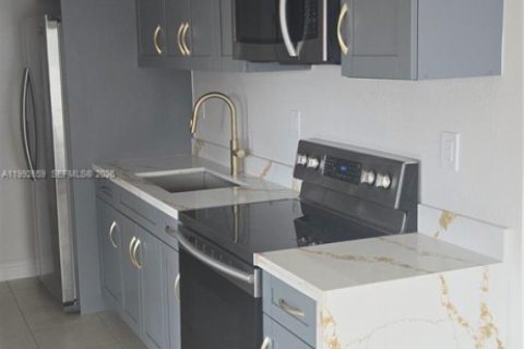 House in Lauderhill, Florida 2 bedrooms, 83.61 sq.m. № 2060718 - photo 6