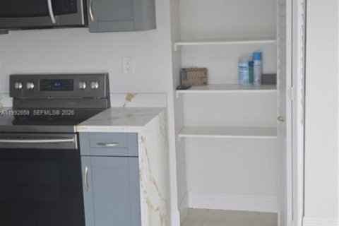 House in Lauderhill, Florida 2 bedrooms, 83.61 sq.m. № 2060718 - photo 3