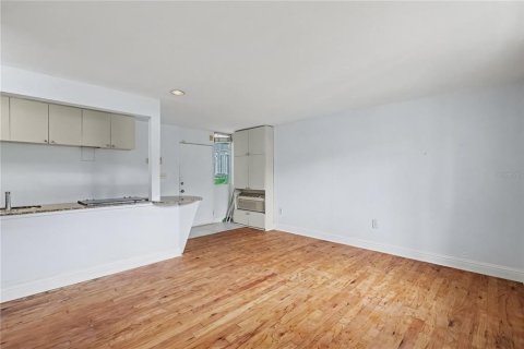 Condo in Tampa, Florida, 1 bedroom  № 2379235 - photo 4