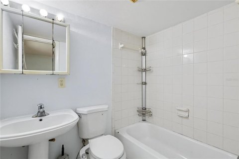 Condo in Tampa, Florida, 1 bedroom  № 2379235 - photo 11