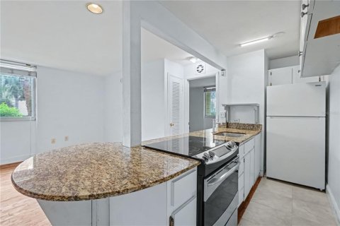 Condo in Tampa, Florida, 1 bedroom  № 2379235 - photo 6