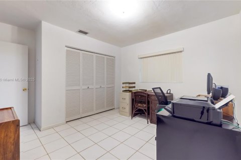 House in Cutler Bay, Florida 4 bedrooms, 188.5 sq.m. № 1944027 - photo 18