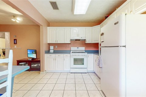 House in Cutler Bay, Florida 4 bedrooms, 188.5 sq.m. № 1944027 - photo 7
