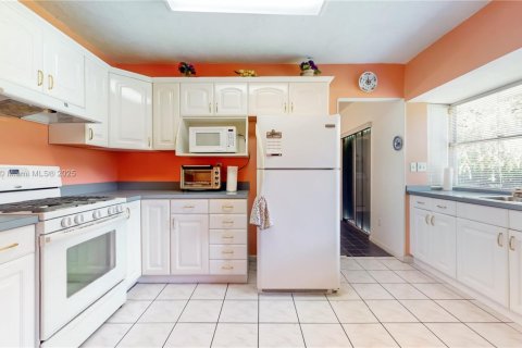 House in Cutler Bay, Florida 4 bedrooms, 188.5 sq.m. № 1944027 - photo 6