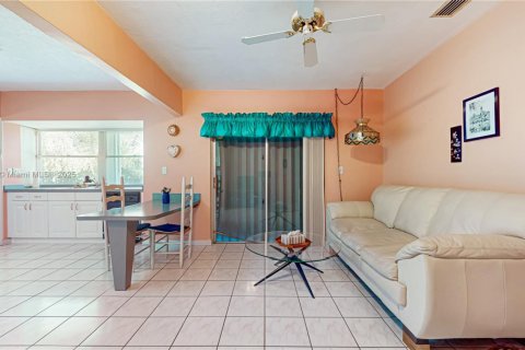 House in Cutler Bay, Florida 4 bedrooms, 188.5 sq.m. № 1944027 - photo 9