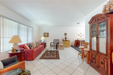House in Cutler Bay, Florida 4 bedrooms, 188.5 sq.m. № 1944027 - photo 3