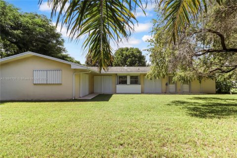 House in Cutler Bay, Florida 4 bedrooms, 188.5 sq.m. № 1944027 - photo 2