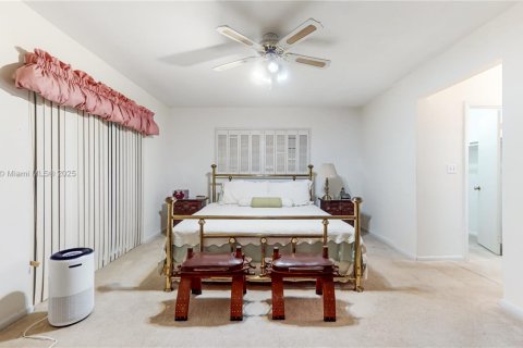 House in Cutler Bay, Florida 4 bedrooms, 188.5 sq.m. № 1944027 - photo 12