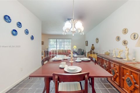 House in Cutler Bay, Florida 4 bedrooms, 188.5 sq.m. № 1944027 - photo 11