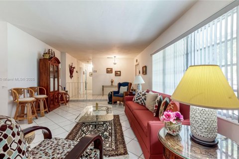 House in Cutler Bay, Florida 4 bedrooms, 188.5 sq.m. № 1944027 - photo 4