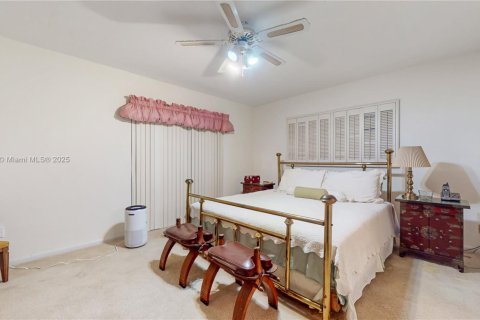 House in Cutler Bay, Florida 4 bedrooms, 188.5 sq.m. № 1944027 - photo 13