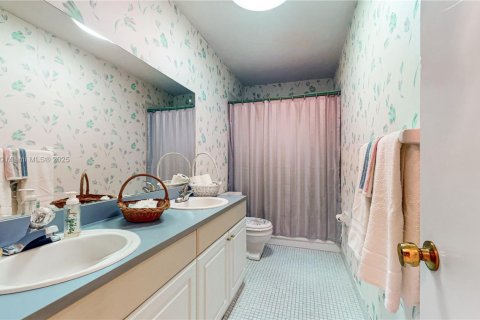 House in Cutler Bay, Florida 4 bedrooms, 188.5 sq.m. № 1944027 - photo 21
