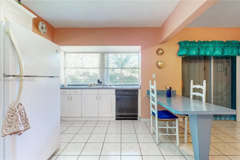 House in Cutler Bay, Florida 4 bedrooms, 188.5 sq.m. № 1944027 - photo 5