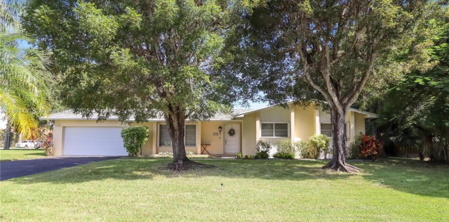 House in Cutler Bay, Florida 4 bedrooms, 188.5 sq.m. № 1944027