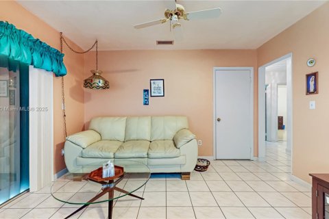 House in Cutler Bay, Florida 4 bedrooms, 188.5 sq.m. № 1944027 - photo 8