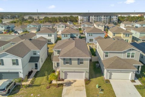 House in Davenport, Florida 4 bedrooms, 242.94 sq.m. № 1915673 - photo 4
