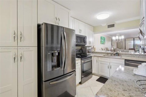 Condo in Margate, Florida, 2 bedrooms  № 1921178 - photo 16