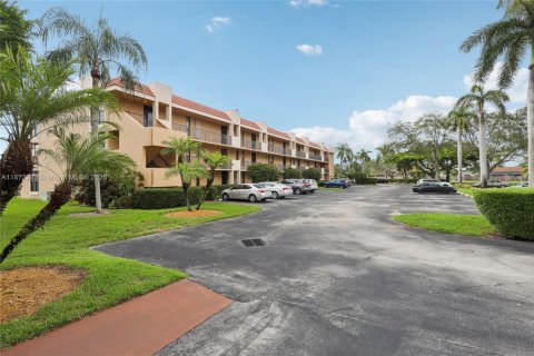 Condo in Margate, Florida, 2 bedrooms  № 1921178 - photo 1