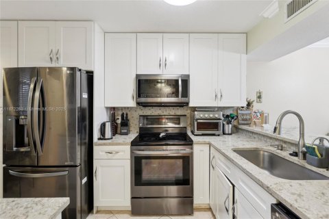 Condo in Margate, Florida, 2 bedrooms  № 1921178 - photo 13