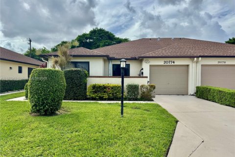 House in Boca Raton, Florida 3 bedrooms, 147.16 sq.m. № 1945312 - photo 1