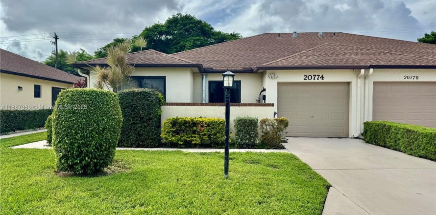 House in Boca Raton, Florida 3 bedrooms, 147.16 sq.m. № 1945312