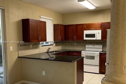 Adosado en alquiler en Hialeah, Florida, 3 dormitorios, 128.76 m2 № 2085005 - foto 2