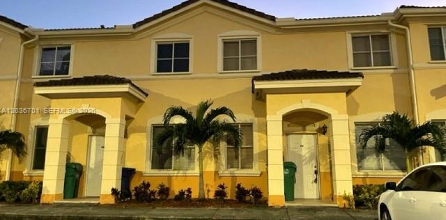 Adosado en Hialeah, Florida 3 dormitorios, 128.76 m2 № 2085005
