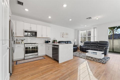 Townhouse in Pembroke Pines, Florida 4 bedrooms, 185.25 sq.m. № 1972625 - photo 6