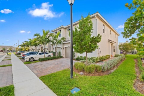 Townhouse in Pembroke Pines, Florida 4 bedrooms, 185.25 sq.m. № 1972625 - photo 2