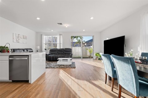 Townhouse in Pembroke Pines, Florida 4 bedrooms, 185.25 sq.m. № 1972625 - photo 5