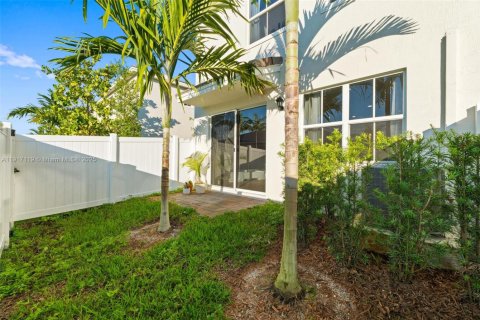 Townhouse in Pembroke Pines, Florida 4 bedrooms, 185.25 sq.m. № 1972625 - photo 18