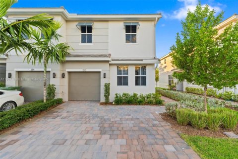 Townhouse in Pembroke Pines, Florida 4 bedrooms, 185.25 sq.m. № 1972625 - photo 1