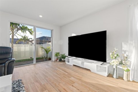 Townhouse in Pembroke Pines, Florida 4 bedrooms, 185.25 sq.m. № 1972625 - photo 16