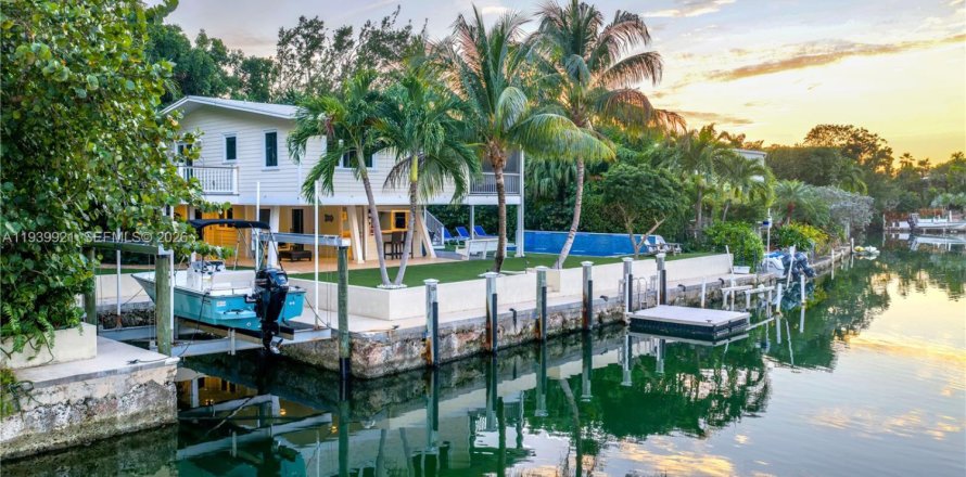 House in Tavernier, Florida 3 bedrooms, 161.93 sq.m. № 2088636