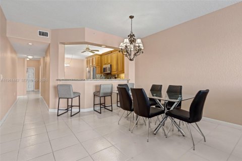 Condo in Tamarac, Florida, 2 bedrooms № 2026275 - photo 17